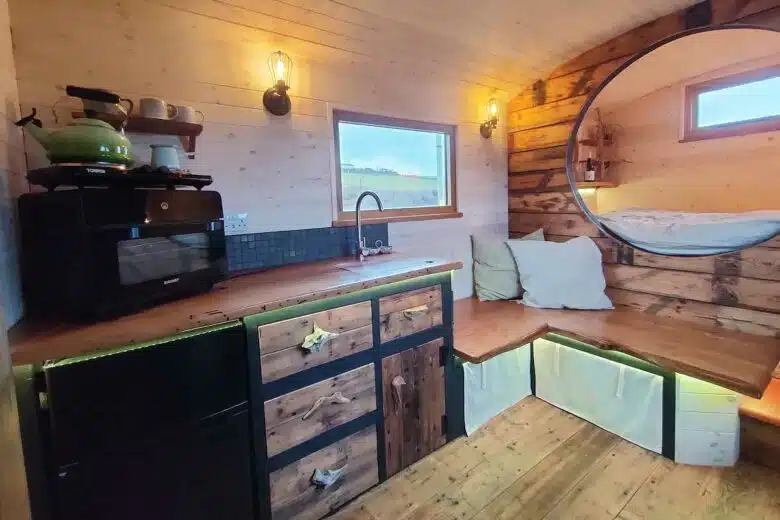 L'intérieur minimaliste de la tiny house.