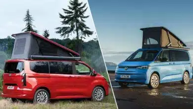 Deux vans aménagés, le Ford Nugget et le Volkswagen California.