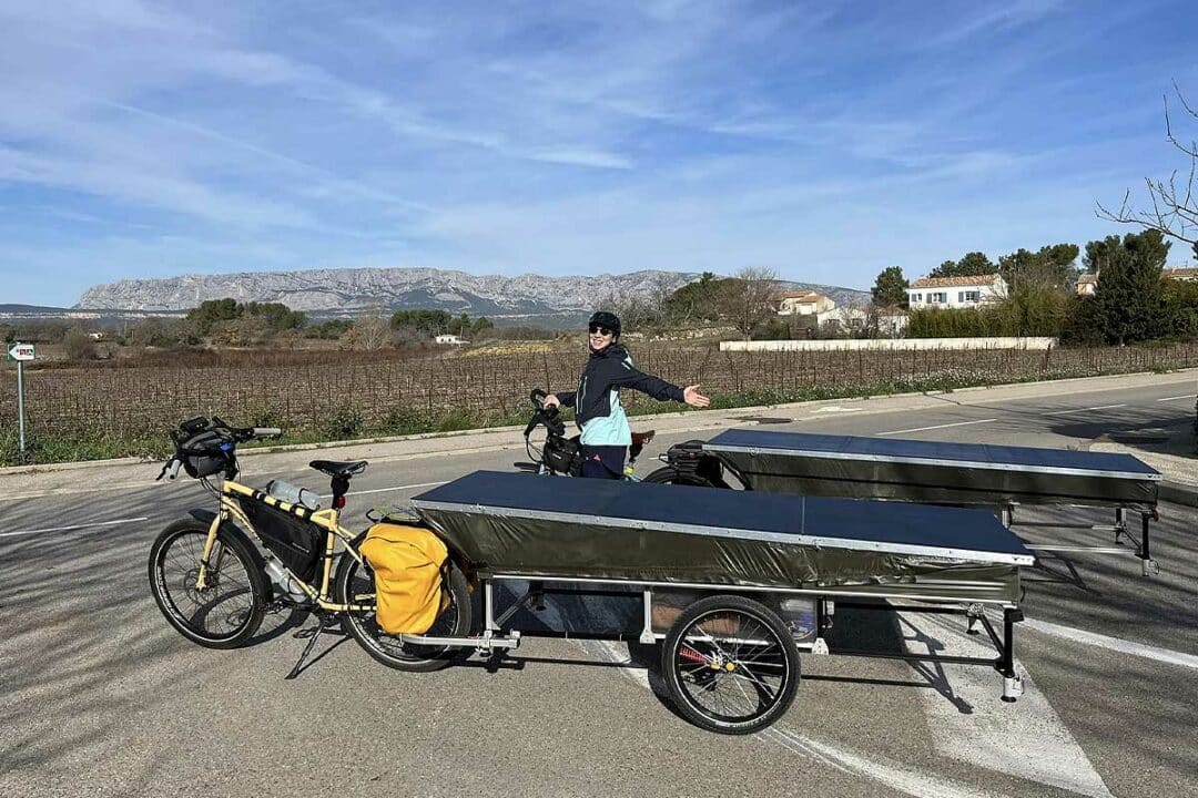 Un couple parcourt les Andes avec leurs vélos et leurs remorques solaires.
