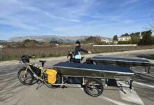 Un couple parcourt les Andes avec leurs vélos et leurs remorques solaires.