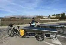 Un couple parcourt les Andes avec leurs vélos et leurs remorques solaires.