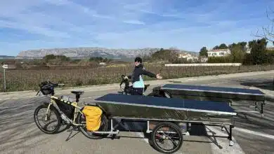 Un couple parcourt les Andes avec leurs vélos et leurs remorques solaires.