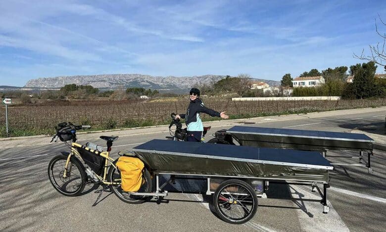 Un couple parcourt les Andes avec leurs vélos et leurs remorques solaires.