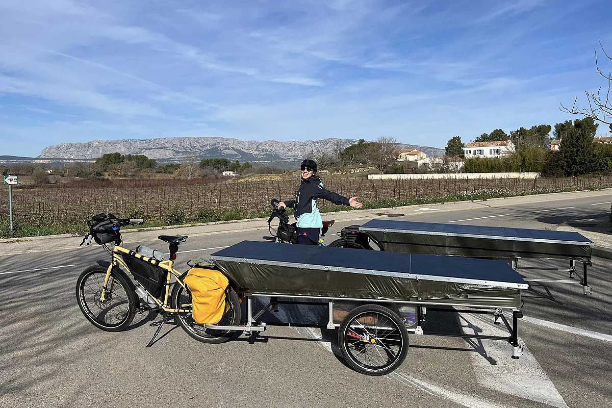 Un couple parcourt les Andes avec leurs vélos et leurs remorques solaires.