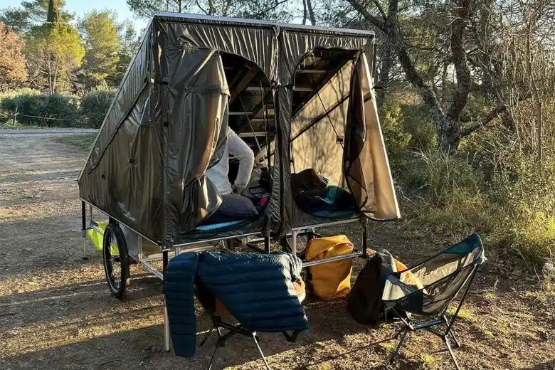 Bivouac avec les remorques.