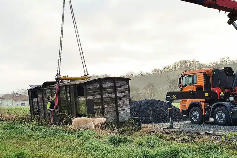 Récupération d'un vieux wagon.