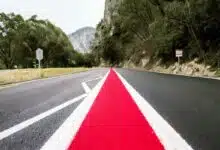 Une route avec des lignes rouges.