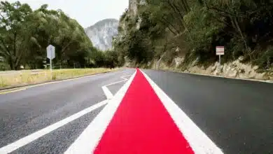 Une route avec des lignes rouges.