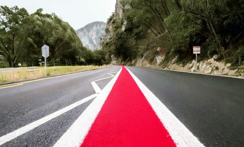Une route avec des lignes rouges.