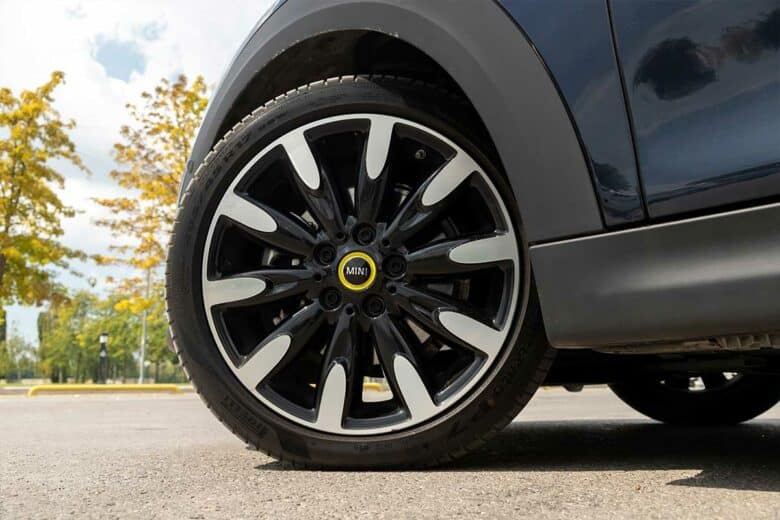 Est-ce qu'il faut des pneus spéciaux pour une voiture électrique ?