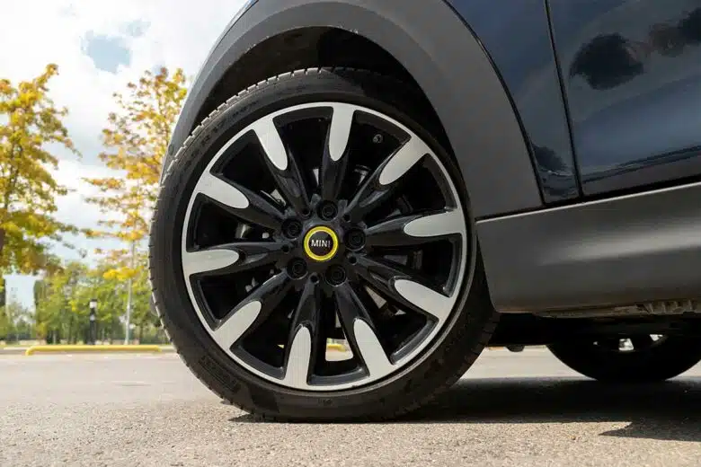 Est-ce qu'il faut des pneus spéciaux pour une voiture électrique ?