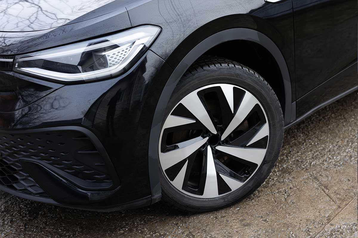 Est-ce qu'il faut des pneus spéciaux pour une voiture électrique ?