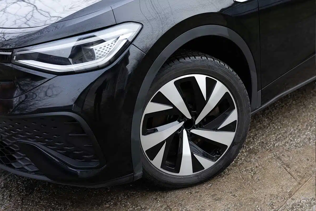 Est-ce qu'il faut des pneus spéciaux pour une voiture électrique ?