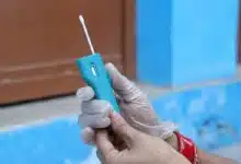 Un dispositif de dépistage avec un écouvillon.