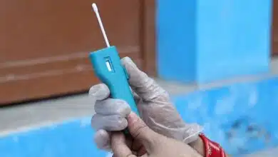 Un dispositif de dépistage avec un écouvillon.