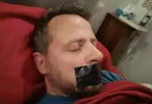 Un homme dort la bouche scotchée.