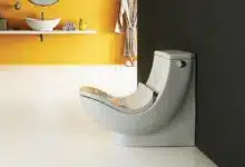 Des toilettes design pour une position recommandée lorsqu'on va à la selle.