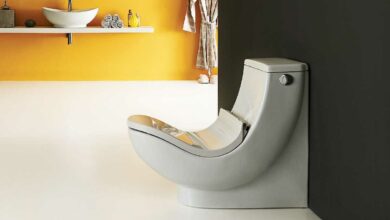 Des toilettes design pour une position recommandée lorsqu'on va à la selle.