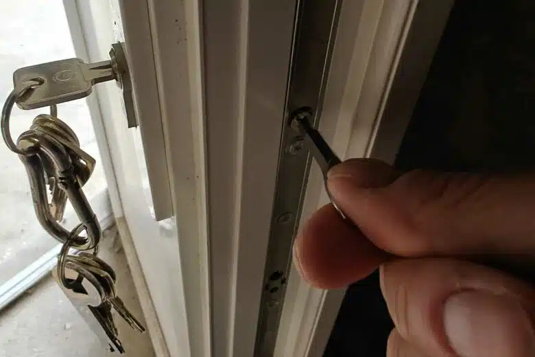Pour retirer le cylindre il suffit de retirer la vis sur la « tranche de la porte ».