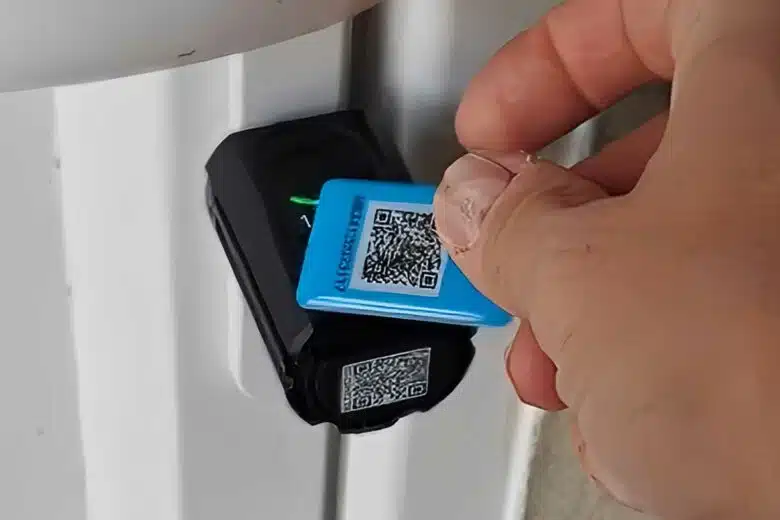 Un système d'ouverture par carte RFID (3 fournies).