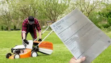 Un jardinier et une feuille d'impôts.