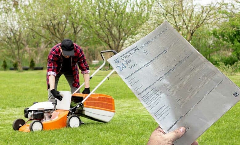 Un jardinier et une feuille d'impôts.