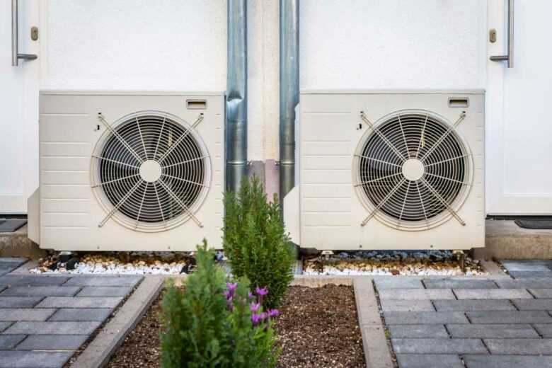 Des maisons mitoyennes équipées de pompes à chaleur.