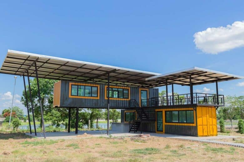 Une maison faite de deux conteneurs maritimes.