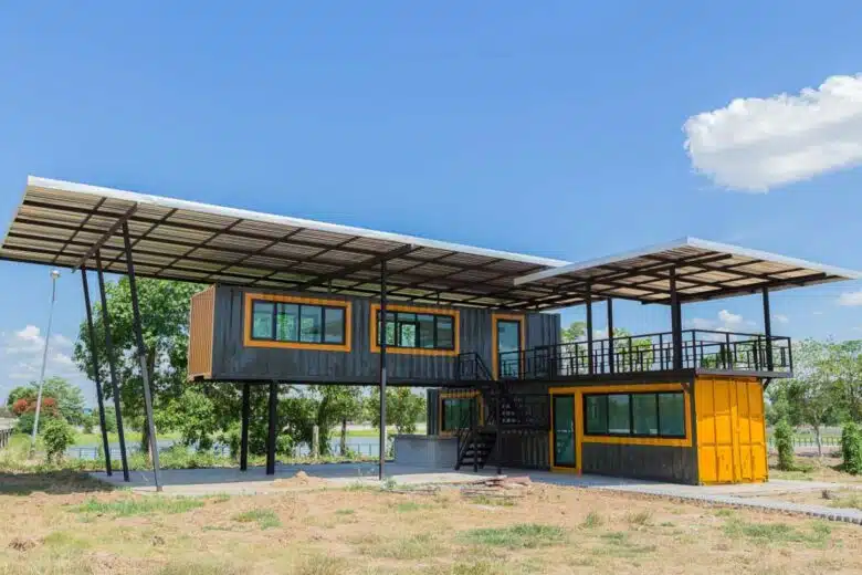 Une maison faite de deux conteneurs maritimes.