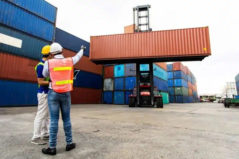 Un conteneur maritime transporté sur le port.