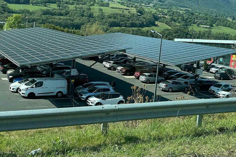 Parking avec des panneaux solaires.