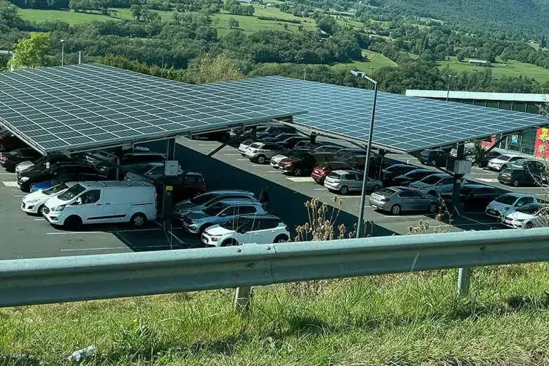 Parking avec des panneaux solaires.
