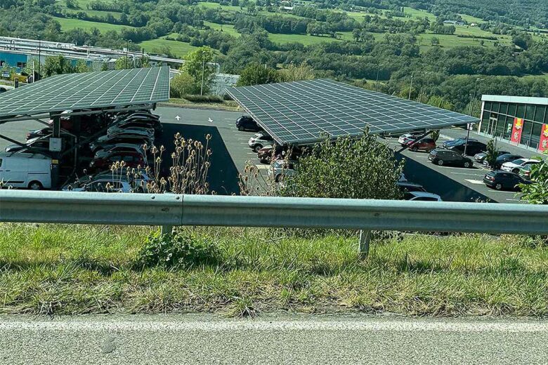 Parking d'une grande surface avec des panneaux solaires.