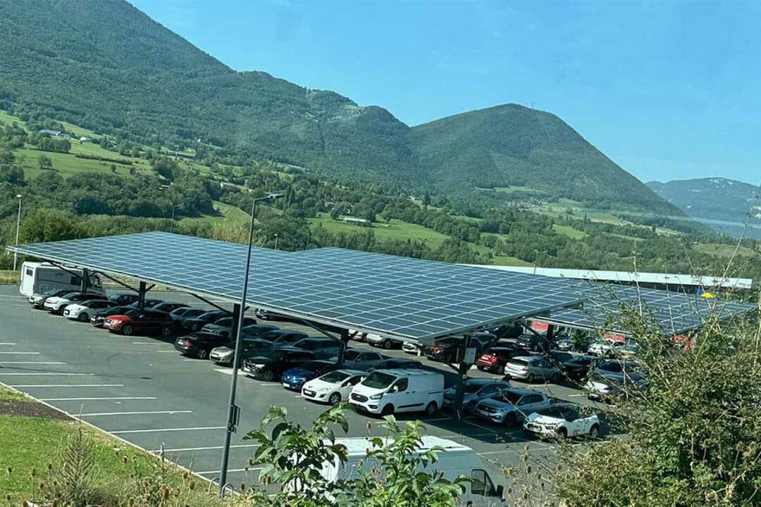 Un parking avec des ombrières solaires.