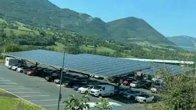 Un parking avec des ombrières solaires.