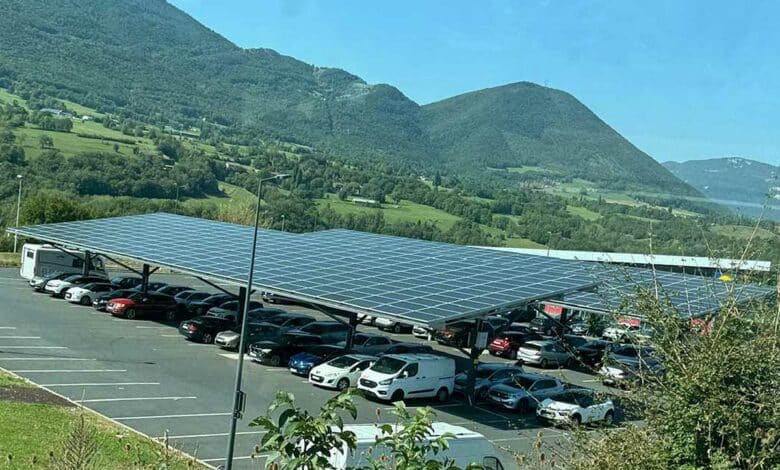 Un parking avec des ombrières solaires.