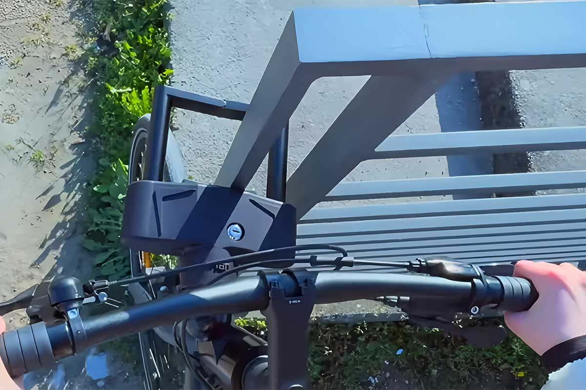 Un antivol qui s'accroche tout seul.