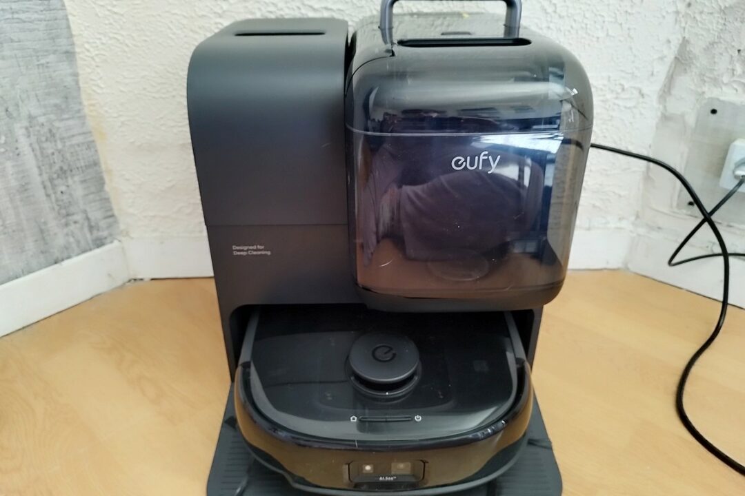 Vue de face de la station tout-en-un de l’aspirateur laveur Eufy E28 Omni : un design imposant mais moderne, pensé pour une autonomie totale.