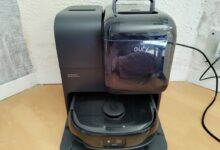 Vue de face de la station tout-en-un de l’aspirateur laveur Eufy E28 Omni : un design imposant mais moderne, pensé pour une autonomie totale.