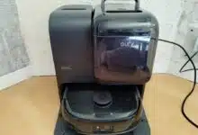 Vue de face de la station tout-en-un de l’aspirateur laveur Eufy E28 Omni : un design imposant mais moderne, pensé pour une autonomie totale.