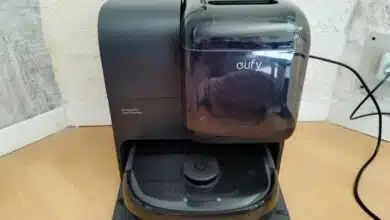 Vue de face de la station tout-en-un de l’aspirateur laveur Eufy E28 Omni : un design imposant mais moderne, pensé pour une autonomie totale.