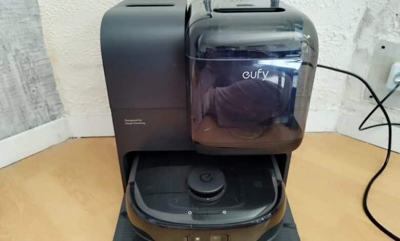 Vue de face de la station tout-en-un de l’aspirateur laveur Eufy E28 Omni : un design imposant mais moderne, pensé pour une autonomie totale.