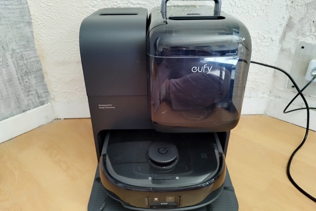 Vue de face de la station tout-en-un de l’aspirateur laveur Eufy E28 Omni : un design imposant mais moderne, pensé pour une autonomie totale.