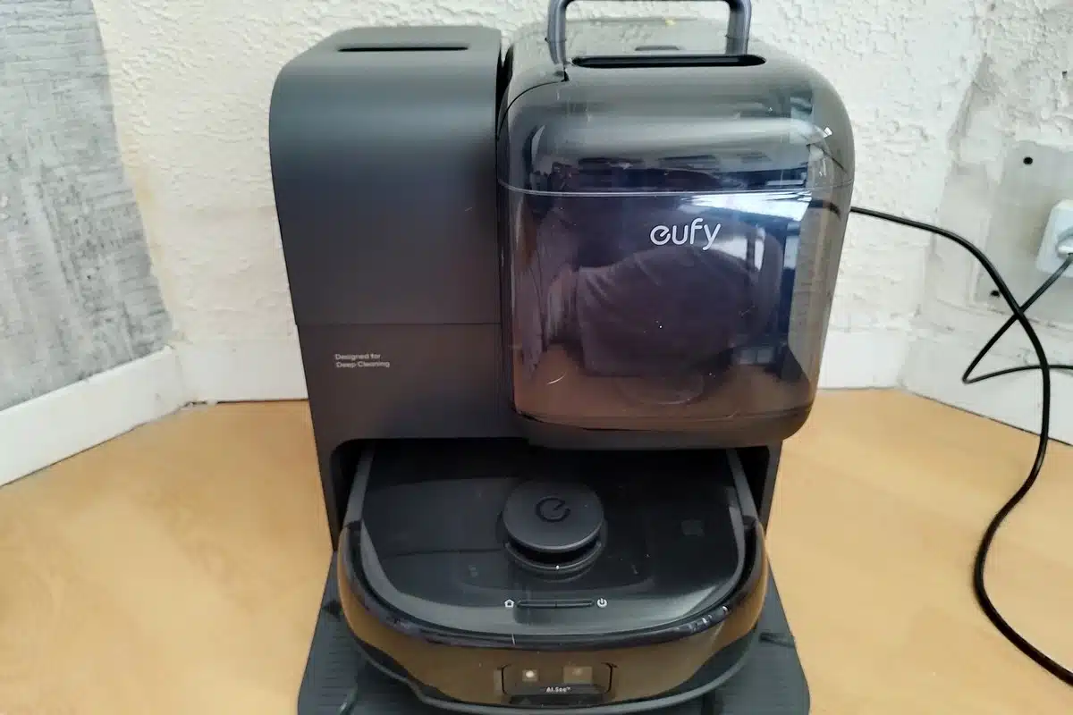 Vue de face de la station tout-en-un de l’aspirateur laveur Eufy E28 Omni : un design imposant mais moderne, pensé pour une autonomie totale.