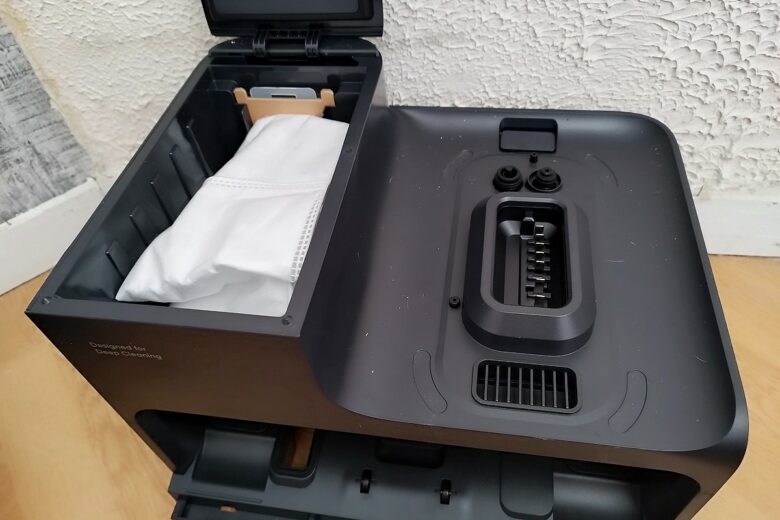 Compartiment à poussière du Eufy E28 Omni : un grand sac de récupération facile à retirer et à vider.