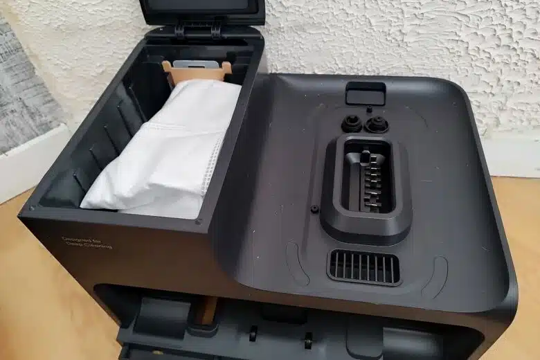 Compartiment à poussière du Eufy E28 Omni : un grand sac de récupération facile à retirer et à vider.