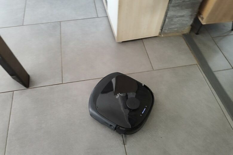 L’aspirateur laveur Eufy E28 Omni en cours de nettoyage sur carrelage : discret, précis, efficace.