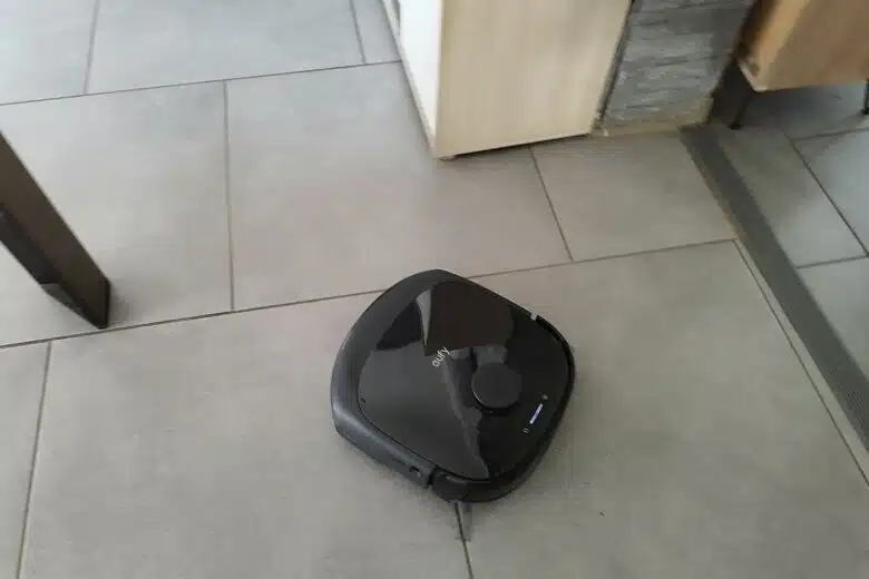 L’aspirateur laveur Eufy E28 Omni en cours de nettoyage sur carrelage : discret, précis, efficace.