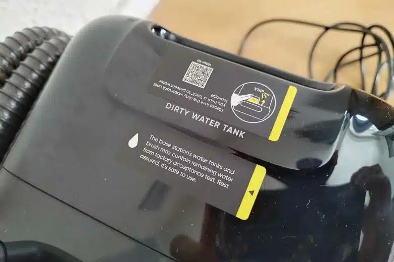 Réservoir d’eau sale du Eufy E28 Omni : un système sécurisé avec verrouillage pour éviter toute fuite. 