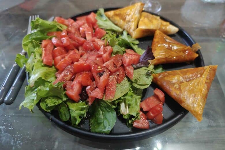 Une assiette de samoussas.